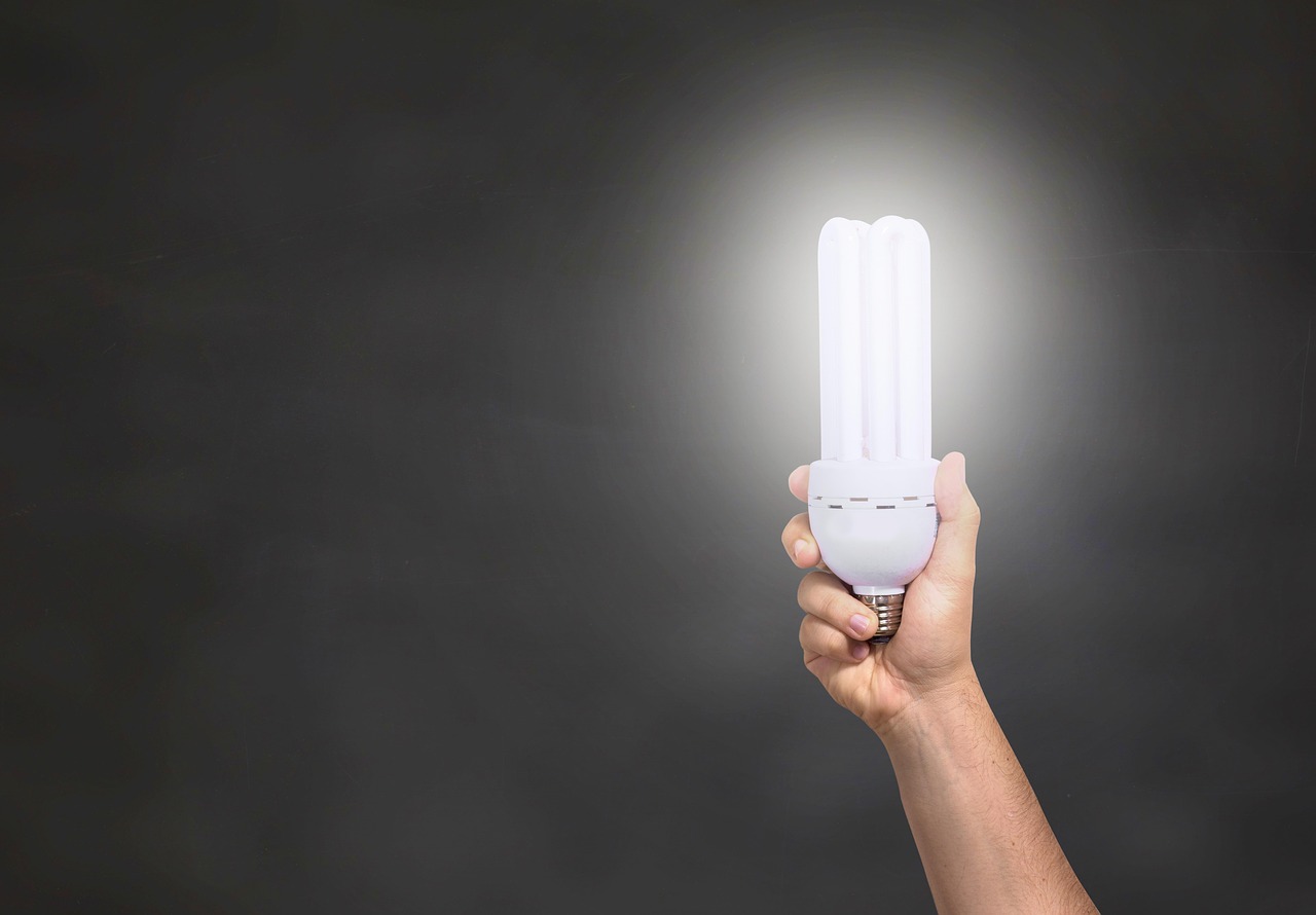 Energiebesparende led-kaarslichtjes op vensterbank.