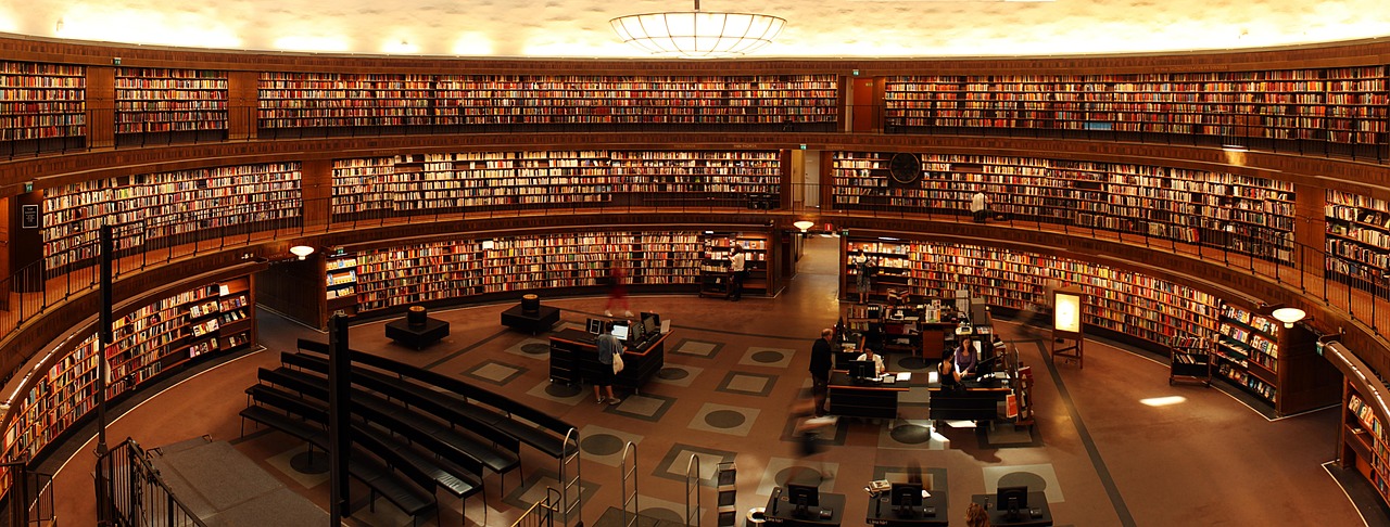 Vakantie-boekenplanken versierd met kleurrijke kaften. Vakantie-boekenplanken versierd met kleurrijke kaften.
