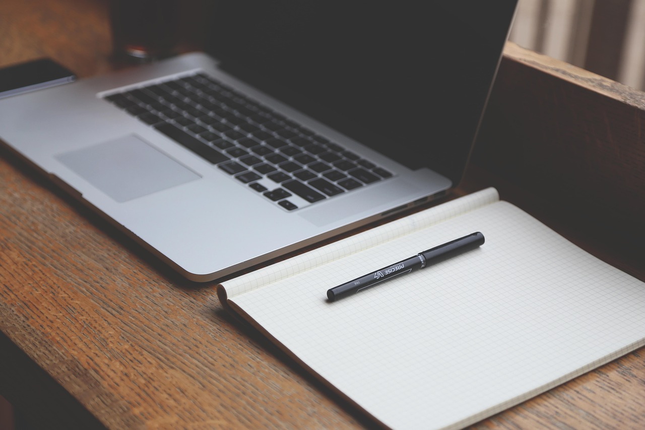 Laptopstandaard verhoogt scherm voor betere ergonomie. Laptopstandaard verhoogt scherm voor betere ergonomie.