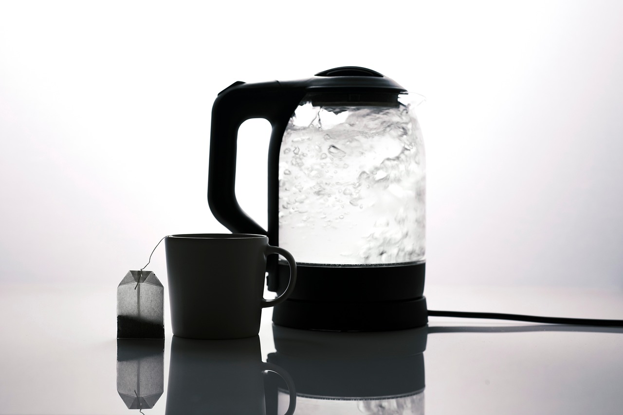 Elegante infrarood verwarming op moderne balkonwand.