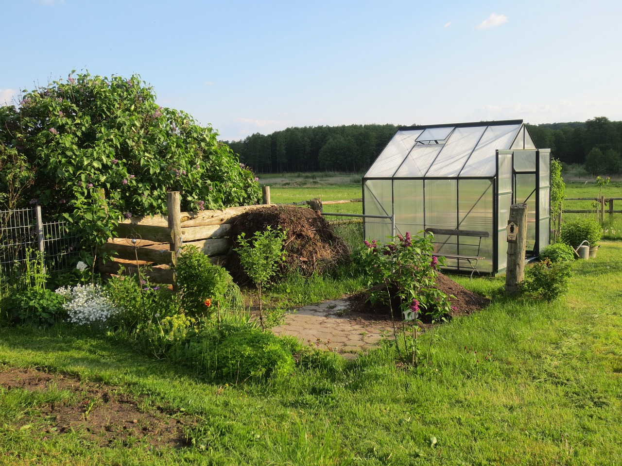Veelzijdig tuinhuis met stijlvolle meubels. Veelzijdig tuinhuis met stijlvolle meubels.